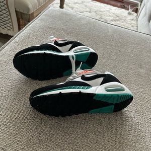 Size 6 women’s Nikes. Like new. Worn once.